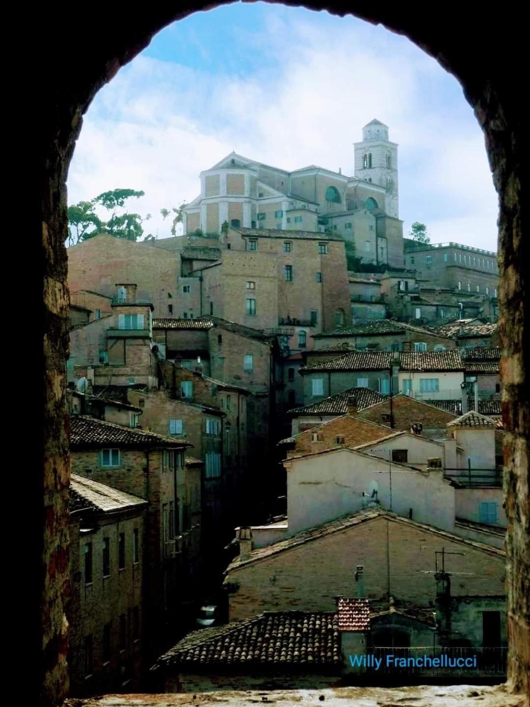 Casa Vacanze Nel Centro Storico Di Fermo Happy Song Exterior foto